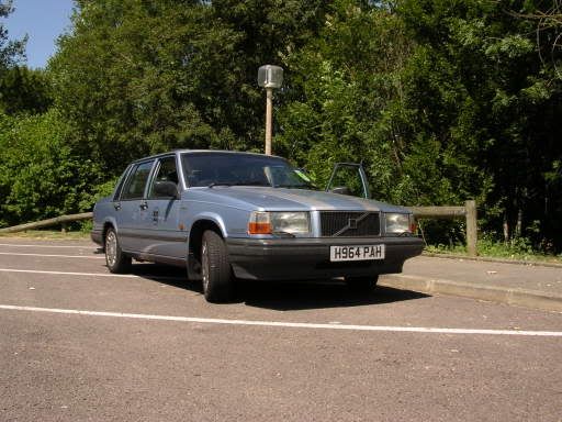 1990 Fiat Tempra Sw. 1990 Volvo 740 SE 2.0i: A