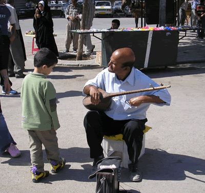 پدر مي گه هميشه بايد به تارزن هاي خياباني كمك كرد
