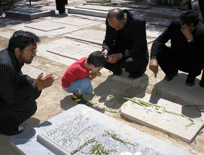 فاتحه خونی اروند بر مزار حاج عزیز پاکپرور