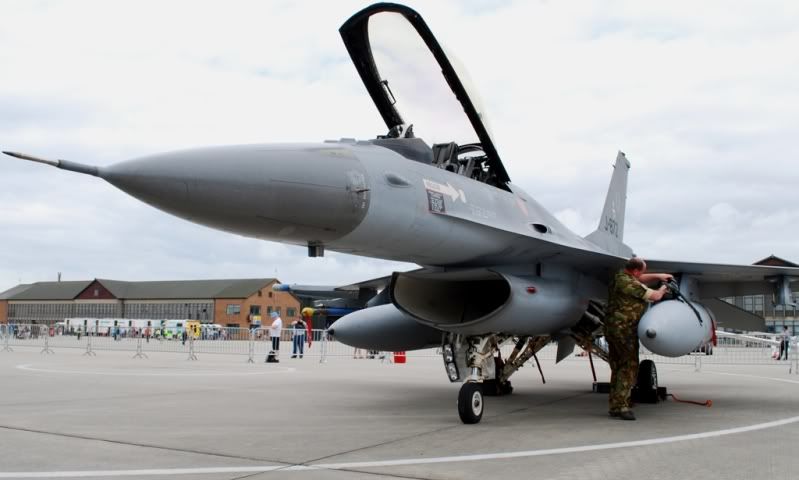 http://i9.photobucket.com/albums/a82/pagen/Yeovilton%2010/F-16J-872.jpg