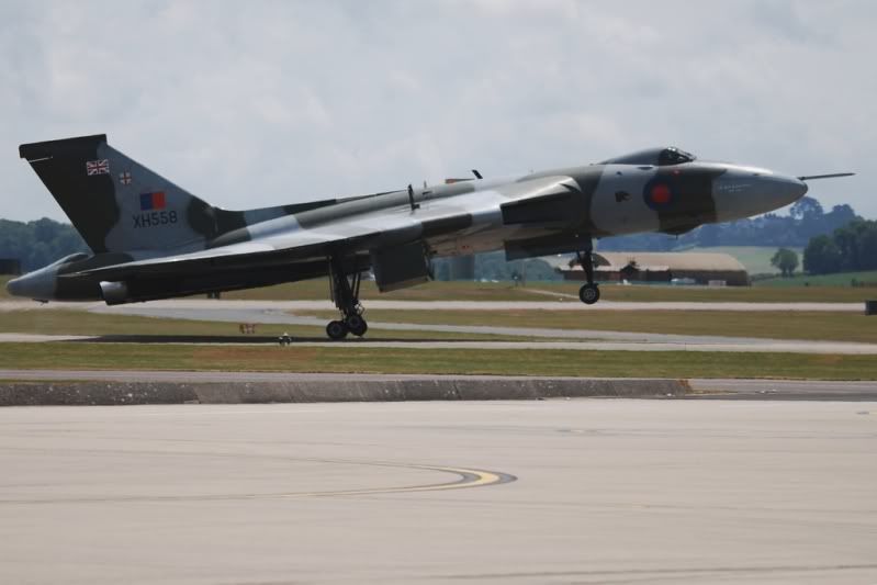 http://i9.photobucket.com/albums/a82/pagen/Yeovilton%2010/Vulcan1.jpg