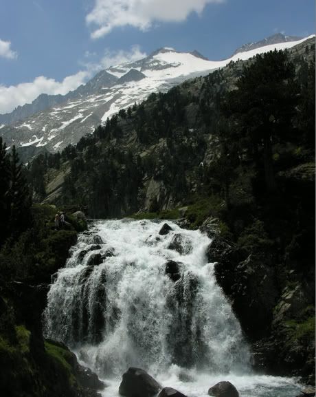 cascada-aigualluts-y-aneto.jpg