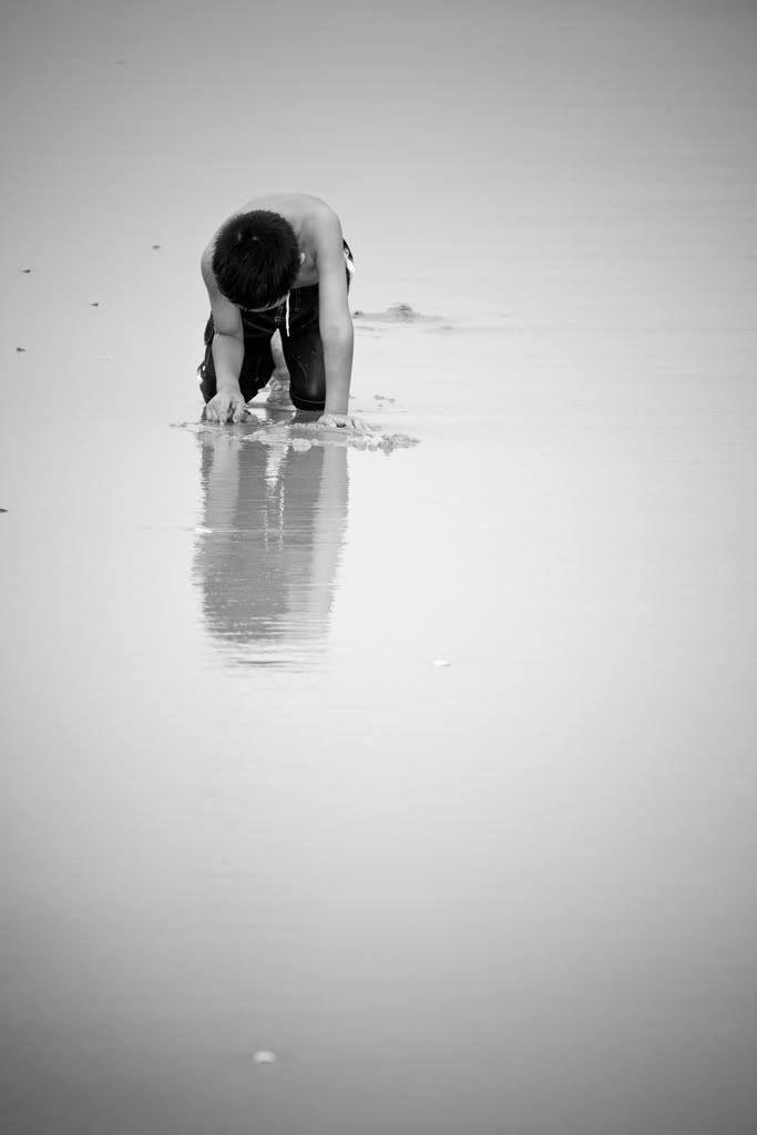 IMAGE: http://i9.photobucket.com/albums/a92/DJJUST/Atthebeach.jpg